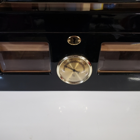 Humidor - Picture 1 of 6
